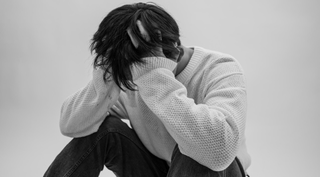 頭を抱える高校生の画像